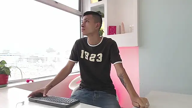 Snapshot of AmelieAndAce chatting on September 19, 2025, 1:01 pm AmelieAndAce online show from September 19, 2025, 1:01 pm