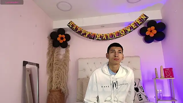 Snapshot of AmelieAndAce chatting on October 29, 2025, 12:51 pm AmelieAndAce online show from October 29, 2025, 12:51 pm