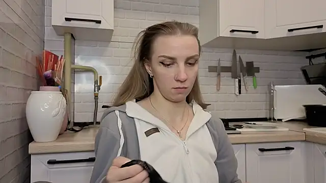 Edena  online show from April 10, 2026, 7:51 pm