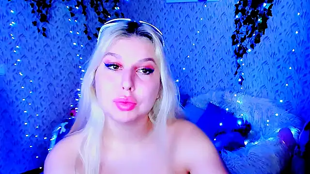 ChloeRicc online show from November 10, 2025, 12:15 pm