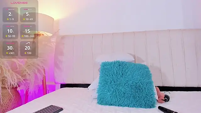 azaharaaa  online show from April 20, 2026, 11:57 am