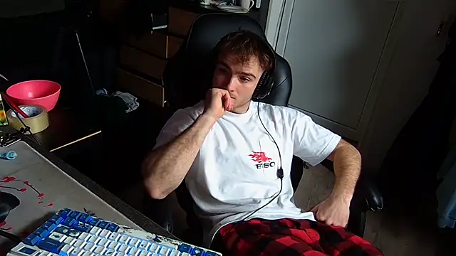 Snapshot of Rudi2007Eye chatting on April 1, 2026, 9:10 am Rudi2007Eye online show from April 1, 2026, 9:10 am