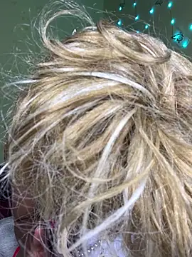 Seductive Yellow Titties online show from March 31, 2026, 11:27 pm