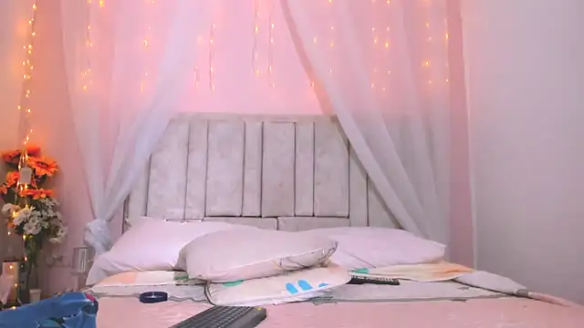 Snapshot of Rachellcooperrr chatting on October 19, 2025, 10:43 pm Rachellcooperrr online show from October 19, 2025, 10:43 pm