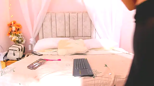 Snapshot of Rachellcooperrr chatting on October 20, 2025, 10:49 am Rachellcooperrr online show from October 20, 2025, 10:49 am