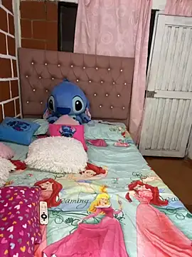 Snapshot of Rachellcooperrr chatting on November 18, 2025, 5:23 am Rachellcooperrr online show from November 18, 2025, 5:23 am