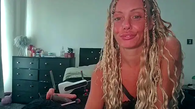 OliviaRyan22 online show from May 18, 2026, 8:53 am
