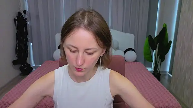 LuluChiiii online show from November 9, 2025, 12:03 pm