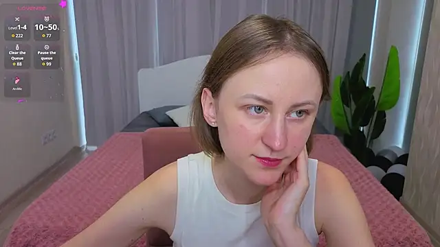 LuluChiiii online show from December 1, 2025, 10:42 am