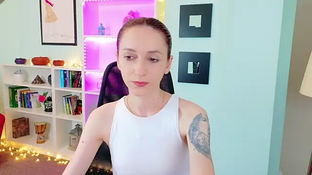 Julia Jae online show from June 15, 2026, 6:59 am