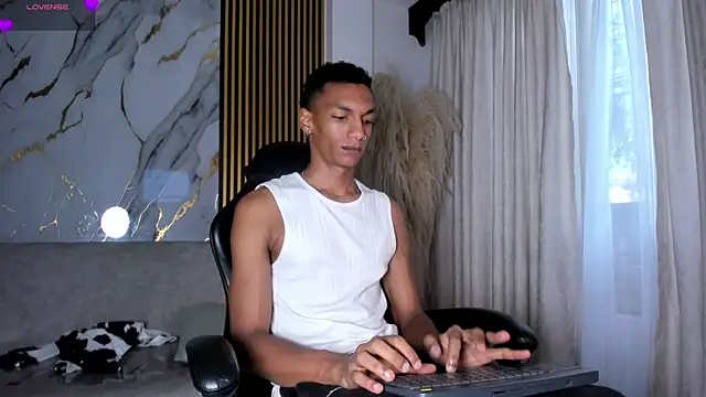 Snapshot of JulienSaint chatting on June 8, 2026, 11:43 am JulienSaint online show from June 8, 2026, 11:43 am