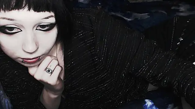  LUCY LAVE online show from November 4, 2025, 4:33 am