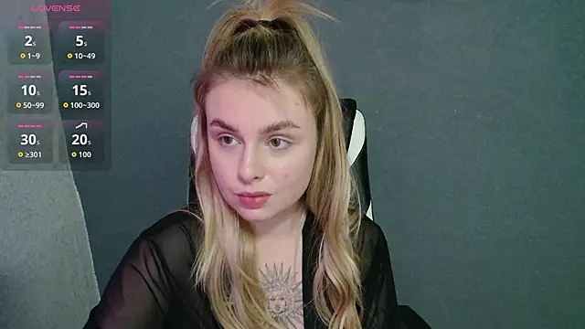 Snapshot of AngelicaHollywood chatting on October 11, 2025, 9:13 pm AngelicaHollywood online show from October 11, 2025, 9:13 pm