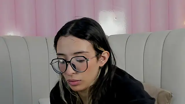 Emilia Bons online show from December 19, 2025, 1:18 pm