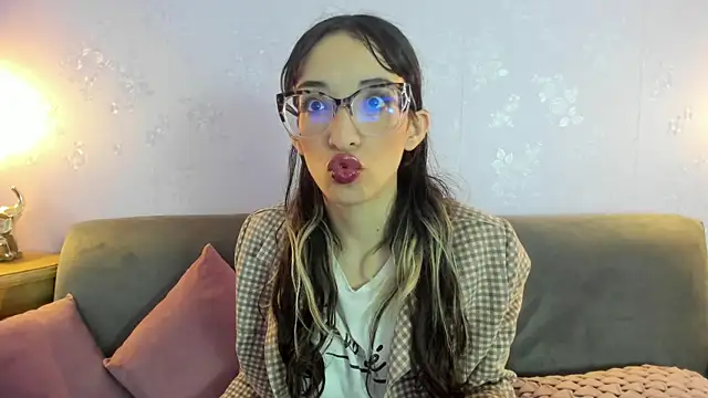 Emilia Bons online show from April 21, 2026, 12:55 pm