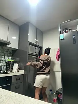 lynn9000 online show from September 29, 2025, 4:39 am