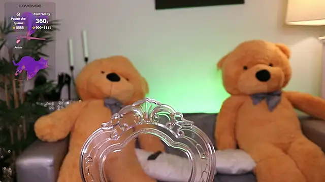 NovaHollisx online show from December 1, 2025, 3:55 am