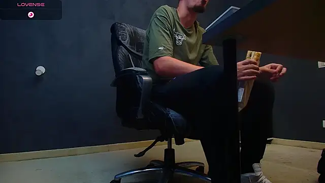 EnzoRace online show from October 6, 2025, 4:54 am