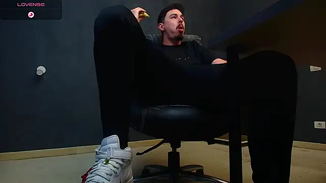 EnzoRace online show from October 31, 2025, 6:47 am