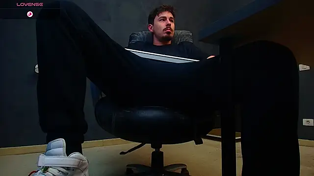 EnzoRace online show from November 7, 2025, 6:02 am