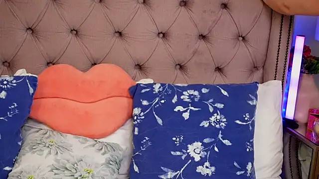 JenniferLovve online show from March 30, 2026, 4:13 am