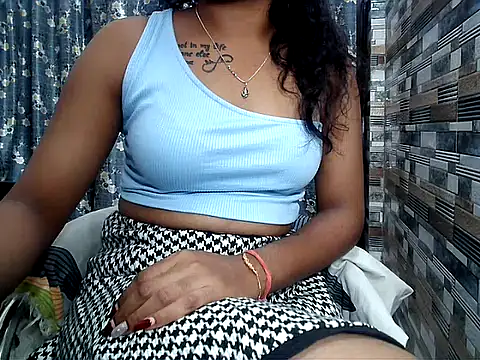 HOT AARVI11 online show from November 9, 2025, 3:32 pm