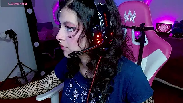 larah uwu online show from October 19, 2025, 7:25 pm