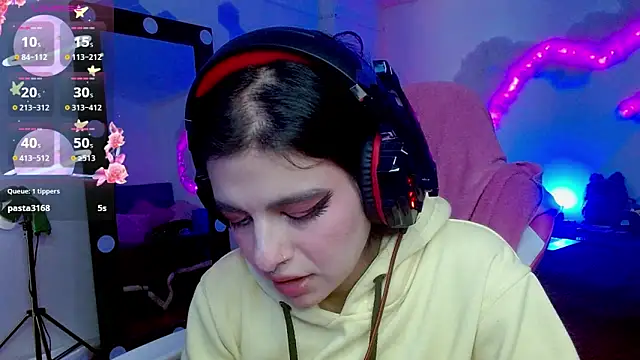 larah uwu online show from October 21, 2025, 6:41 pm