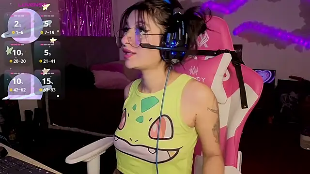 larah uwu online show from April 12, 2026, 6:13 pm