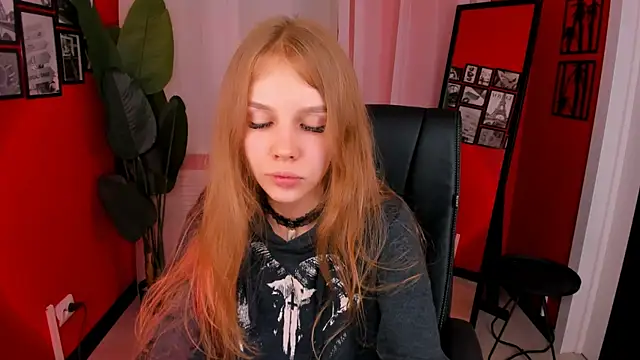 Snapshot of Selen_hells_weet chatting on September 21, 2025, 6:53 pm Selen hells weet online show from September 21, 2025, 6:53 pm