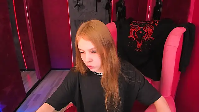 Snapshot of Selen_hells_weet chatting on October 5, 2025, 5:00 pm Selen hells weet online show from October 5, 2025, 5:00 pm
