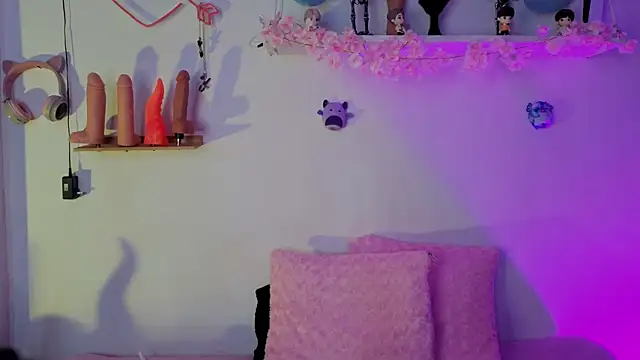 zoelight18 online show from October 10, 2025, 9:19 am