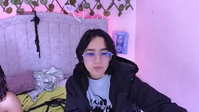 katalinathxandbritney1 online show from September 9, 2025, 10:53 pm