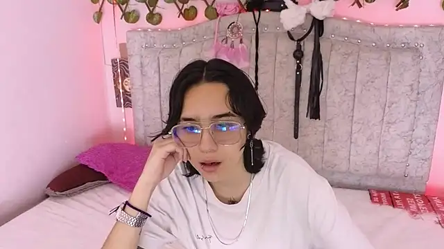 katalinathxandbritney1 online show from September 17, 2025, 5:58 pm