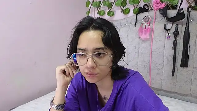 katalinathxandbritney1 online show from September 23, 2025, 11:08 pm