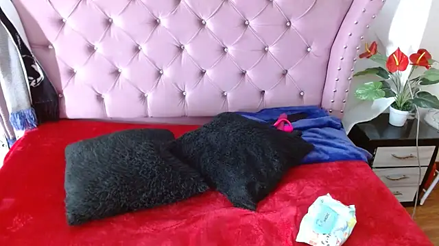 Snapshot of katalinathxandbritney1 chatting on February 3, 2026, 4:43 am katalinathxandbritney1 online show from February 3, 2026, 4:43 am