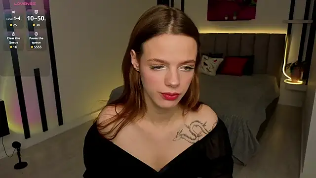 Snapshot of AliceDelaney chatting on October 1, 2025, 8:15 pm AliceDelaney online show from October 1, 2025, 8:15 pm