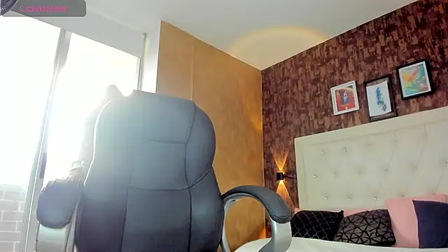 sweet  vanessa1 online show from March 18, 2026, 10:24 pm