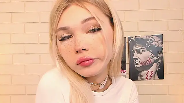 Blondy Fina online show from October 28, 2025, 5:00 am