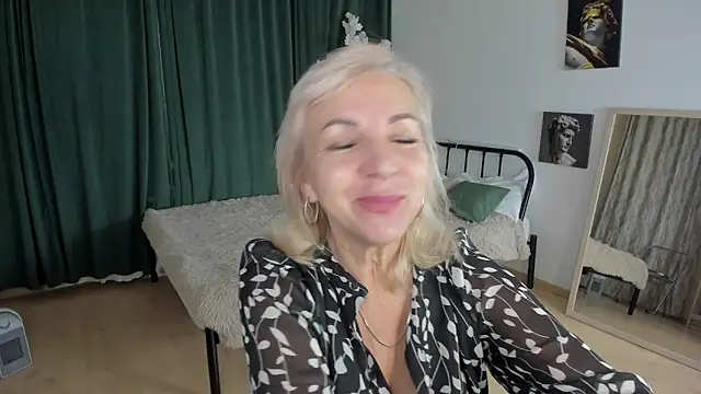 LiliaMoons online show from November 30, 2025, 9:02 am