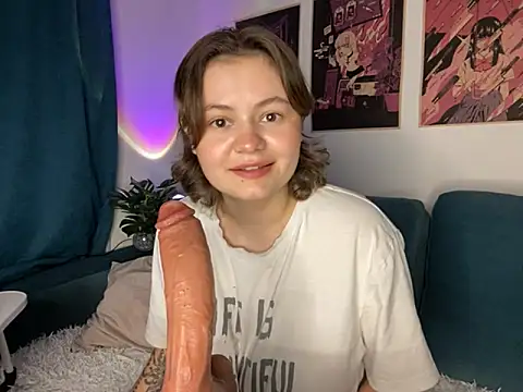 MoonIvy  online show from September 14, 2025, 5:12 pm