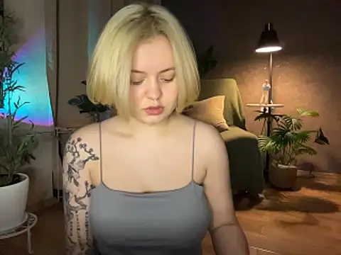 MoonIvy  online show from April 3, 2026, 6:50 pm