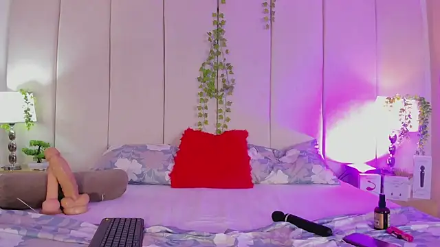 mia rousse25 online show from April 19, 2026, 6:10 pm