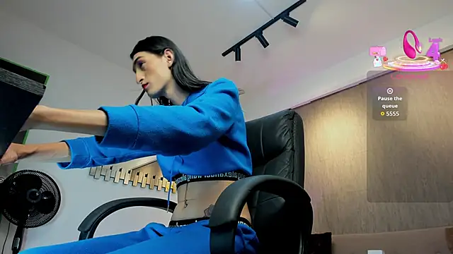 lily cash1 online show from November 4, 2025, 7:02 pm