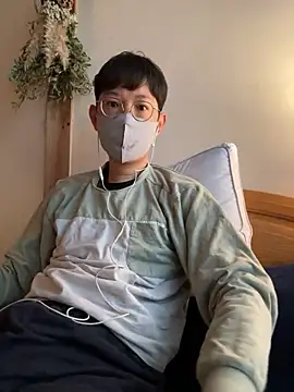 tom19899q online show from November 15, 2025, 9:43 pm