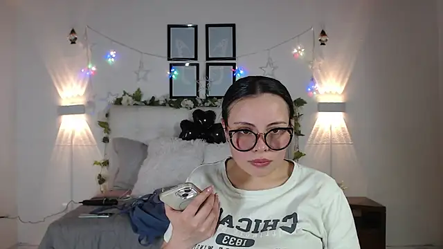 Megan 05  online show from February 9, 2026, 5:50 pm