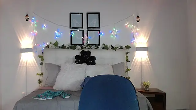 Megan 05  online show from February 12, 2026, 6:47 pm