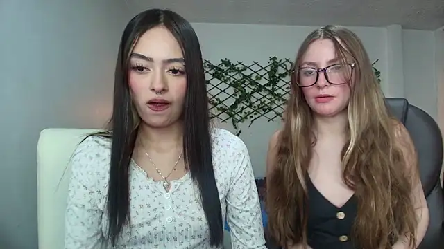 velvet  moon online show from April 9, 2026, 1:05 am