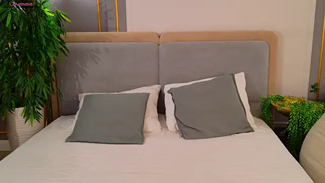 AdoraCortes online show from April 6, 2026, 5:08 am