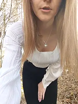 YOOUR EVAA online show from November 9, 2025, 9:18 am